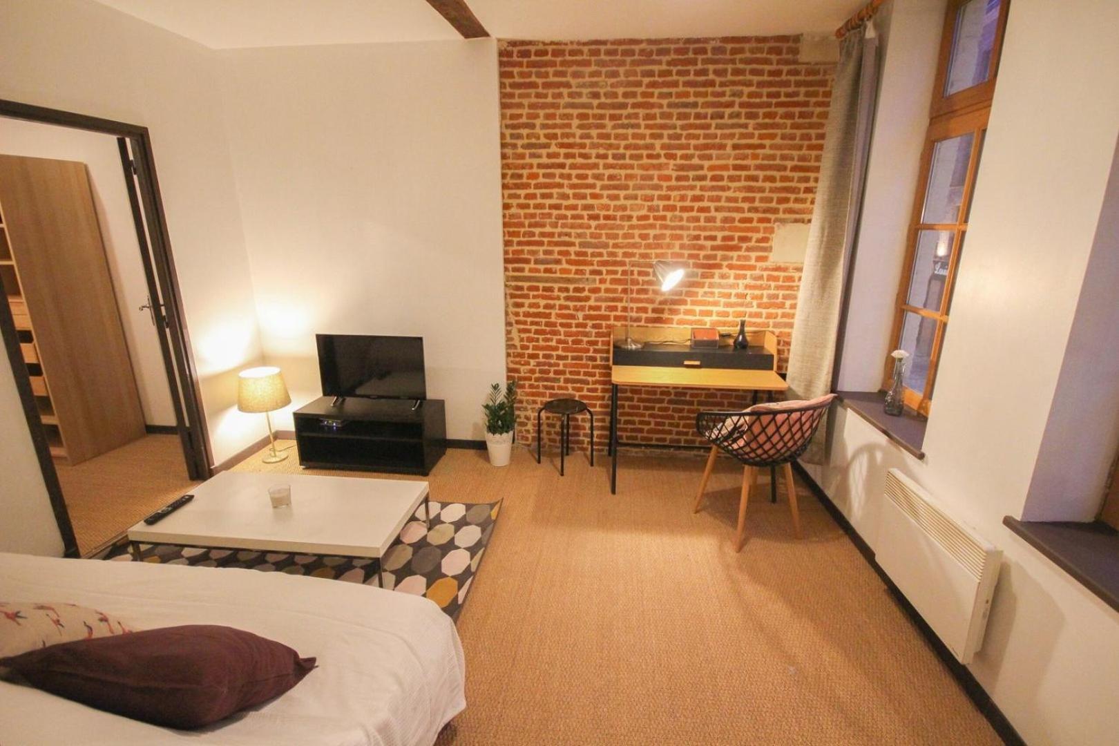 One Bedroom Equipped In Old ليل المظهر الخارجي الصورة
